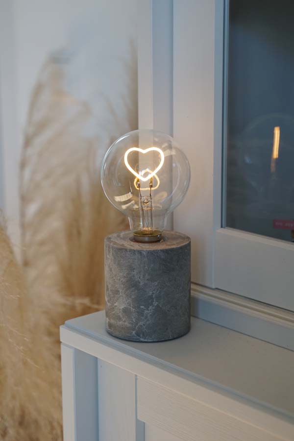 Lucia - Tischleuchte, Betonoptiksockel mit LED-Lampe „Herz“.jpg